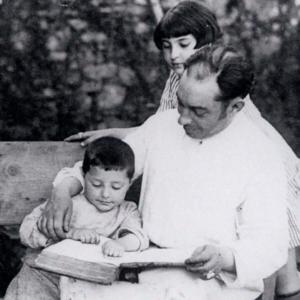 Isaac Díaz Pardo co seu pai e irmá na Casa da Tumbona, Santiago de Compostela, 1927.